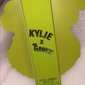 Kylie grinch makeup
